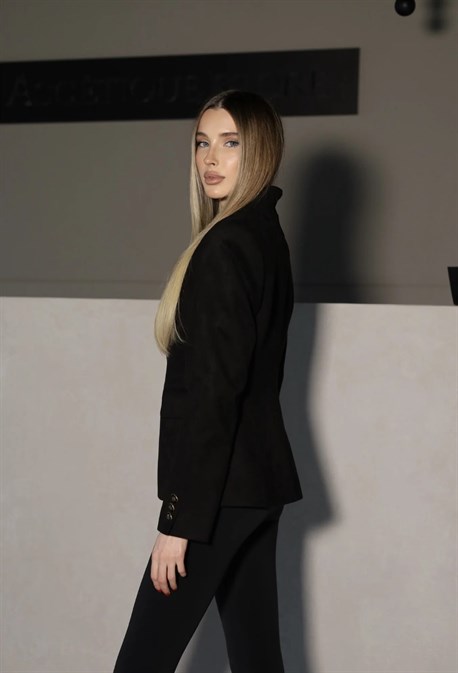 Приталенный жакет из замши - фото 74258