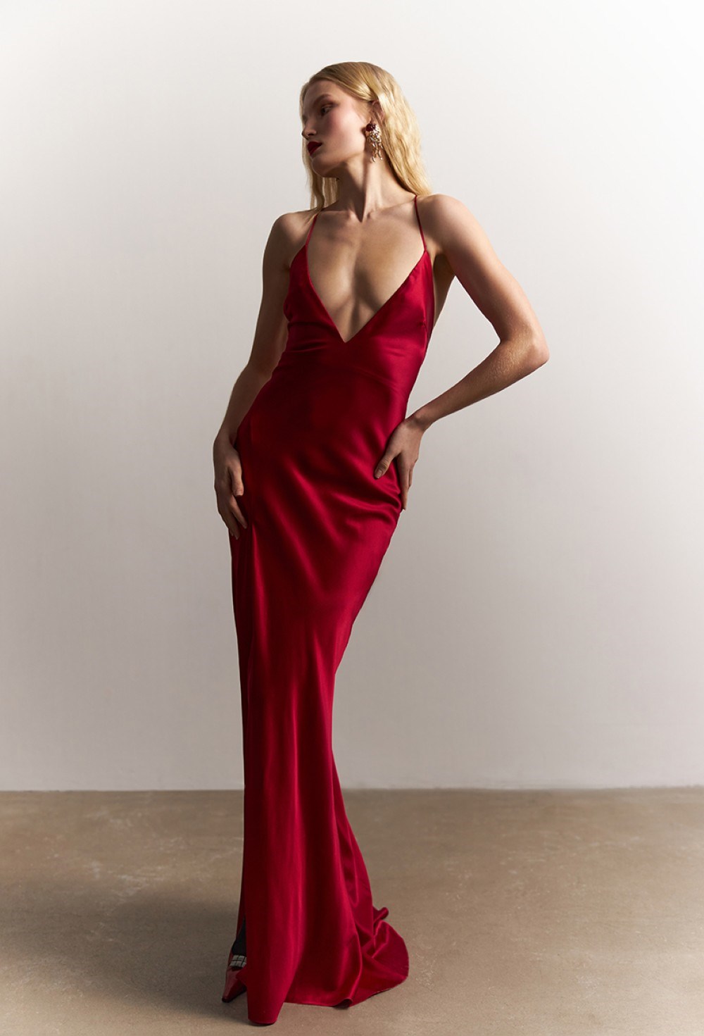 Платье с разрезом - фото 84431