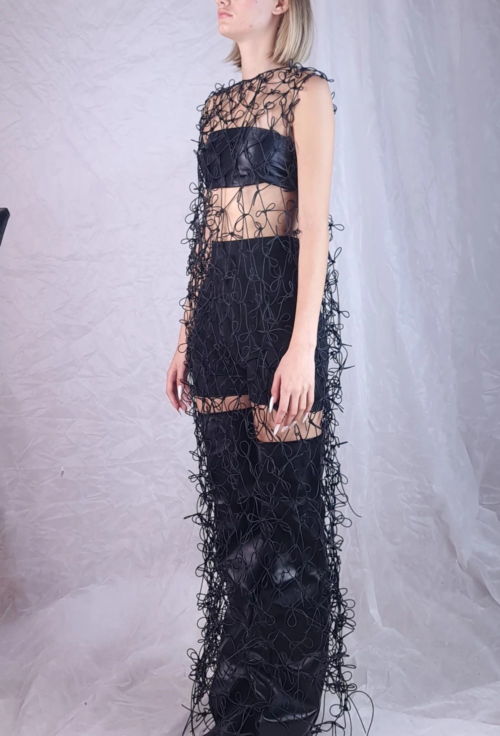 ПЛАТЬЕ ИЗ РЕЗИНОВЫХ ШНУРОВ - фото 84575