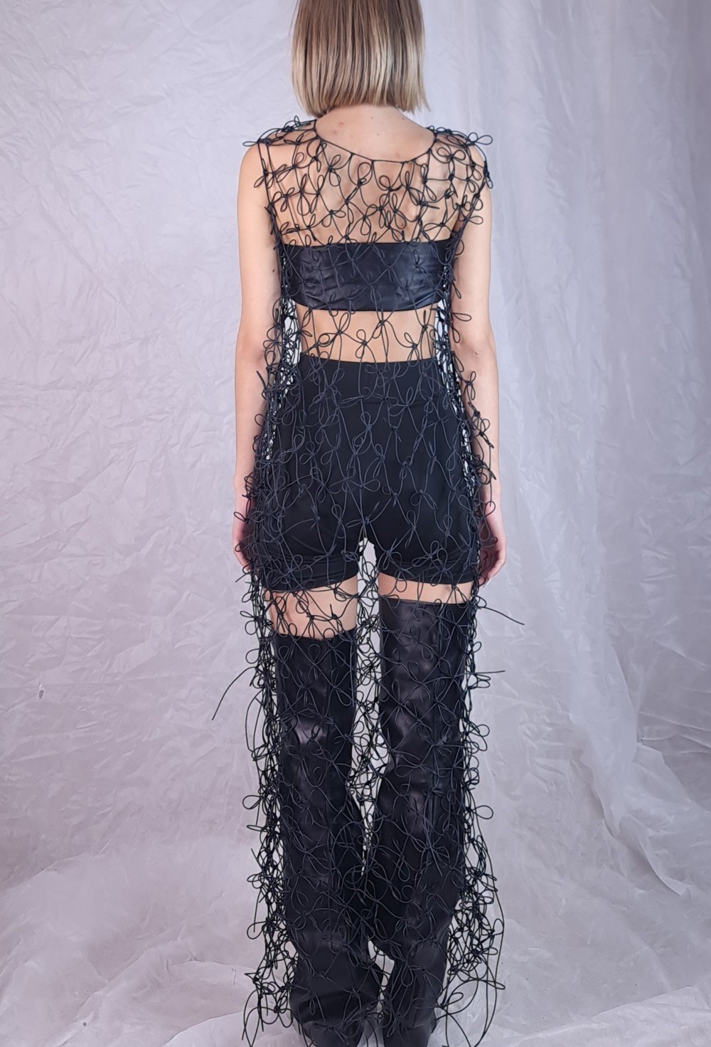 ПЛАТЬЕ ИЗ РЕЗИНОВЫХ ШНУРОВ - фото 84576