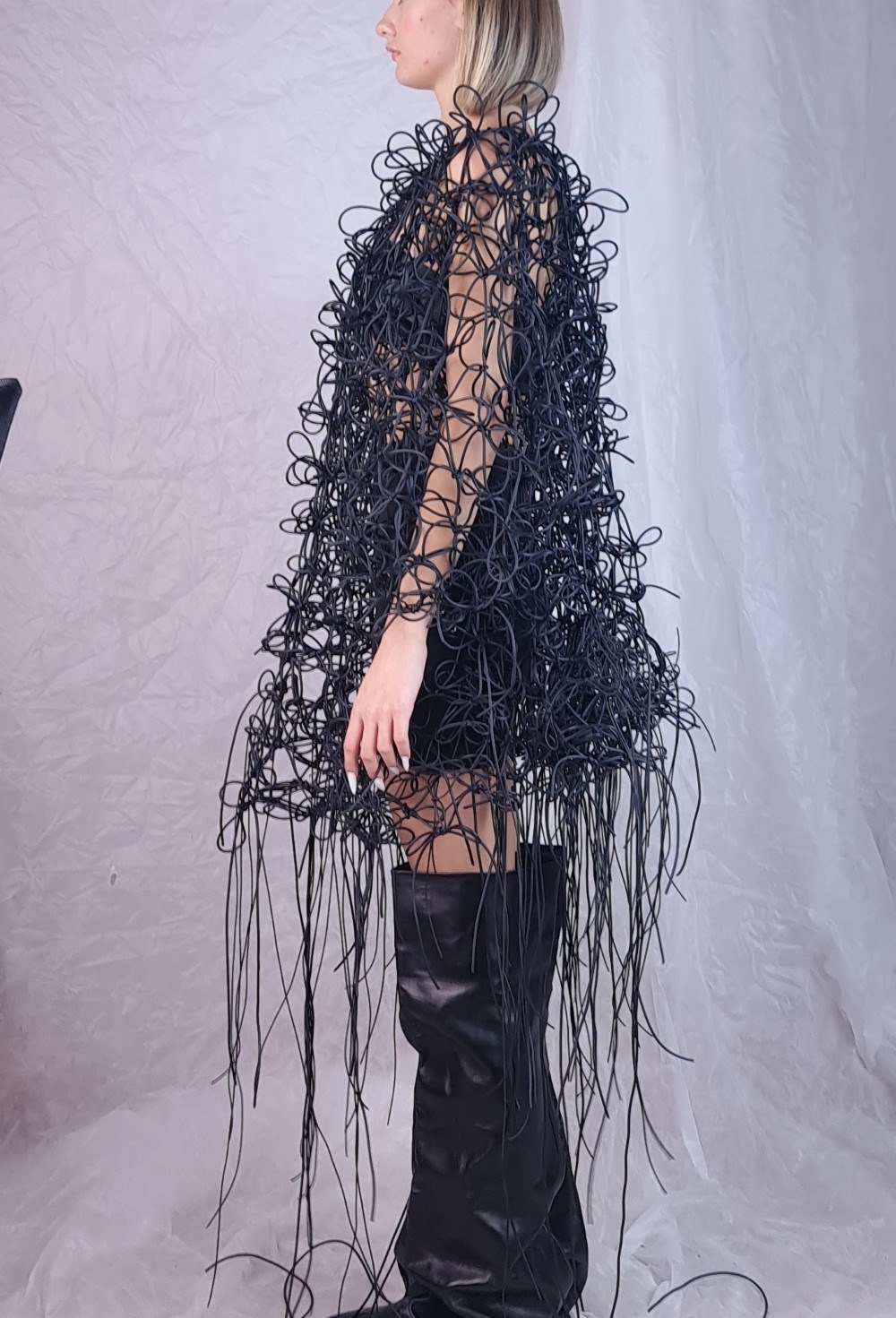 ПЛАТЬЕ ИЗ РЕЗИНОВЫХ ШНУРОВ - фото 84578