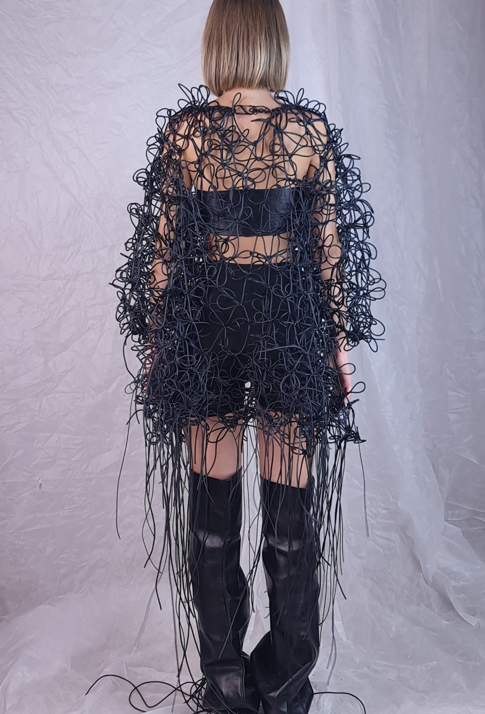 ПЛАТЬЕ ИЗ РЕЗИНОВЫХ ШНУРОВ - фото 84579