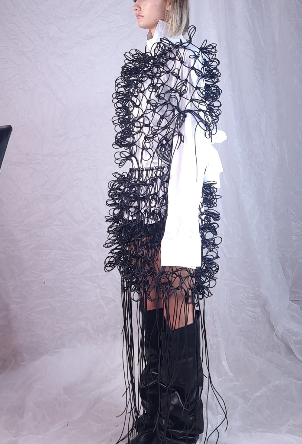 КЕЙП ИЗ РЕЗИНОВЫХ ШНУРОВ - фото 84592