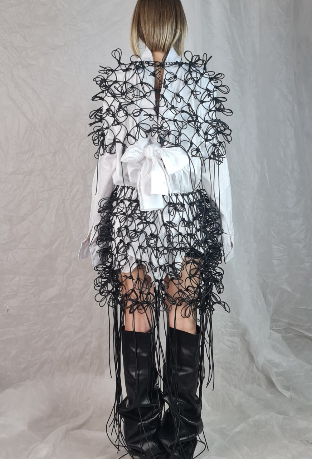 КЕЙП ИЗ РЕЗИНОВЫХ ШНУРОВ - фото 84593