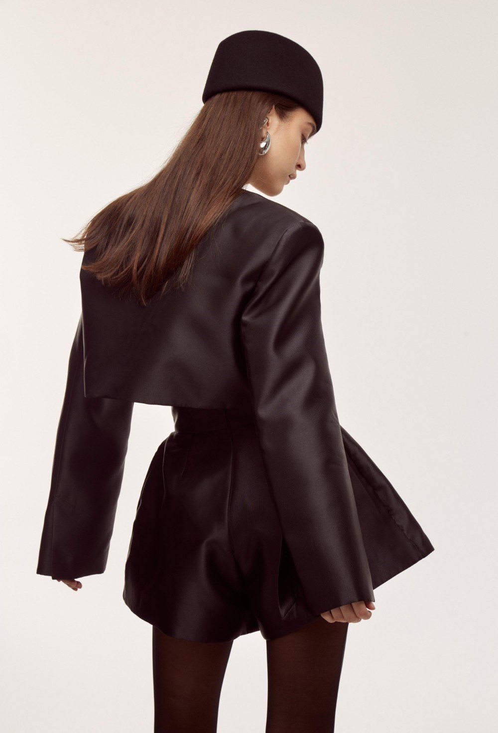 Укороченый жакет с акцентными плечами - фото 88708 Укороченый жакет с акцентными плечами - фото 88708