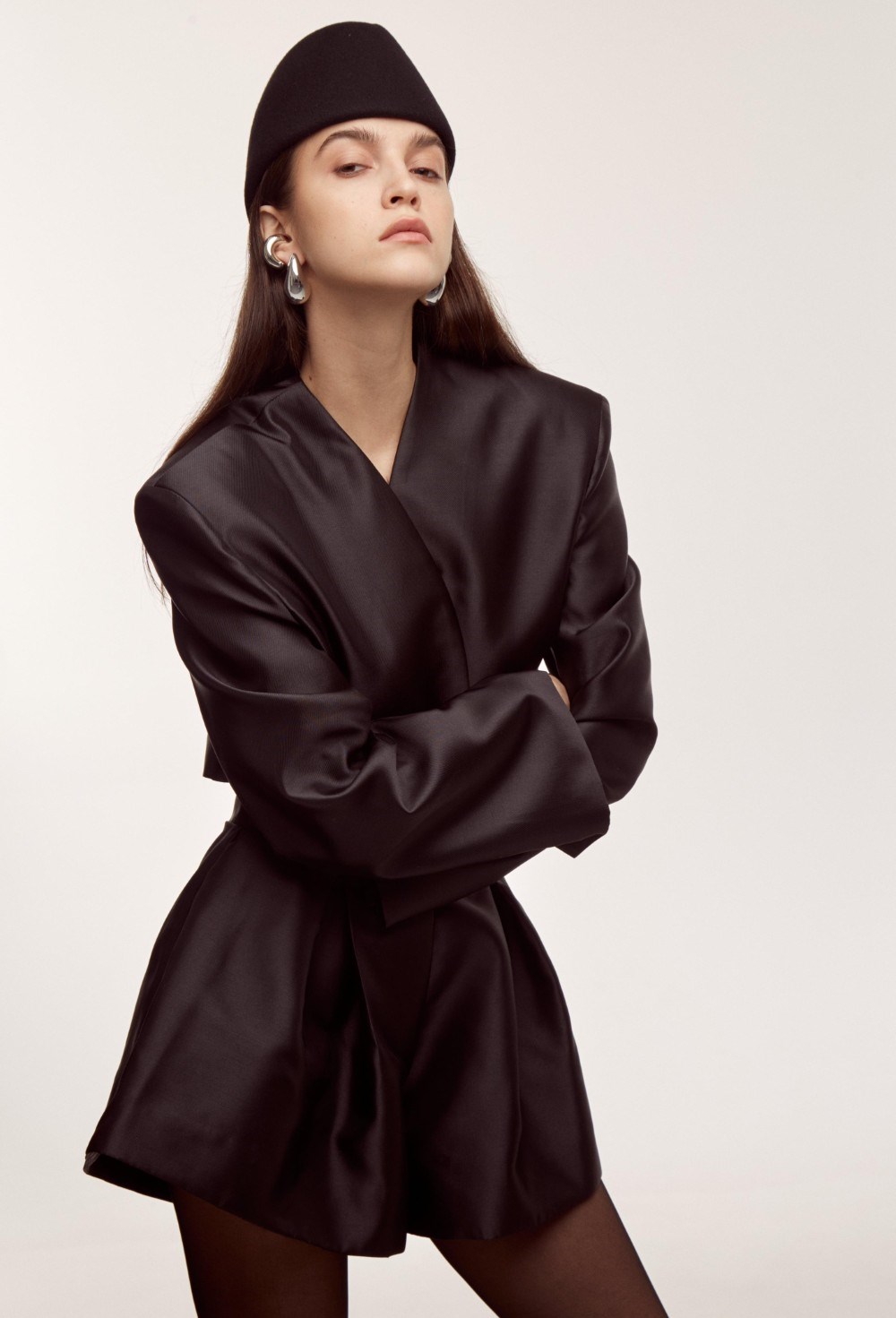 Укороченый жакет с акцентными плечами - фото 88710 Укороченый жакет с акцентными плечами - фото 88710