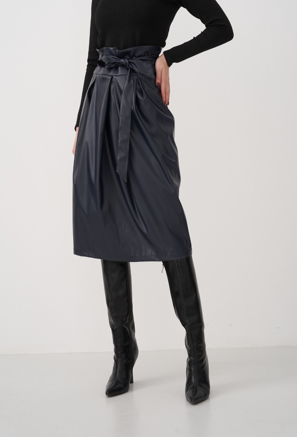 Юбка с бантом из экокожи - фото 89395