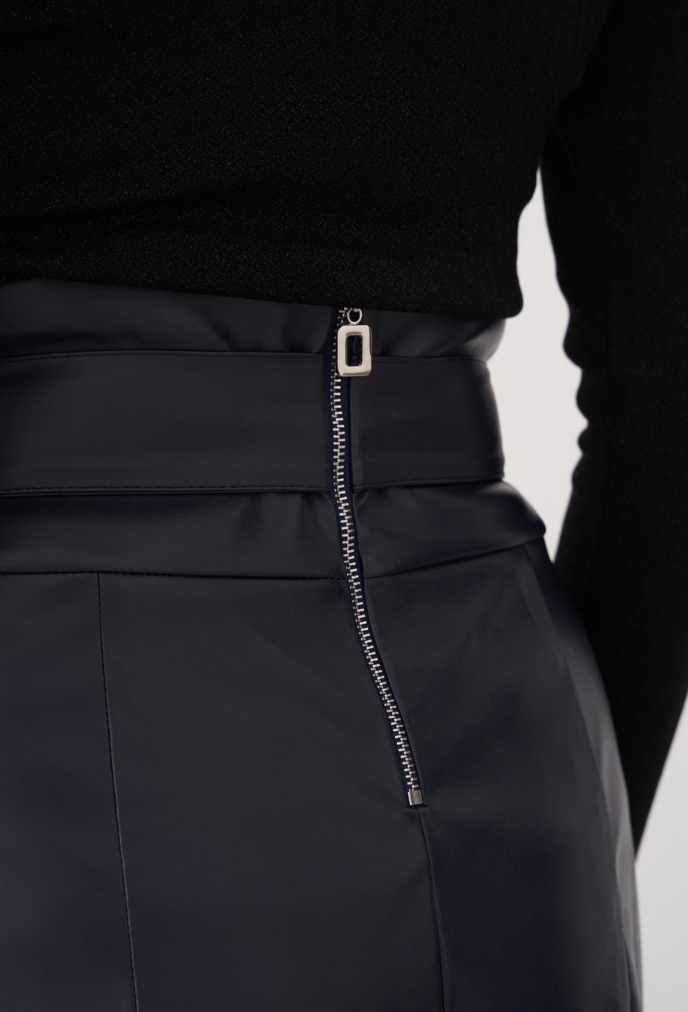 Юбка с бантом из экокожи - фото 89397