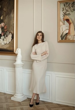 Платье с расклешенными рукавами