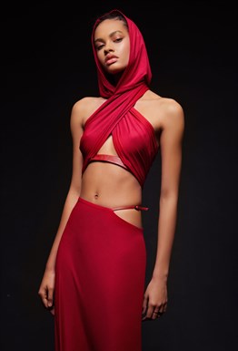 Красный трикотажный халтер-топ с капюшоном