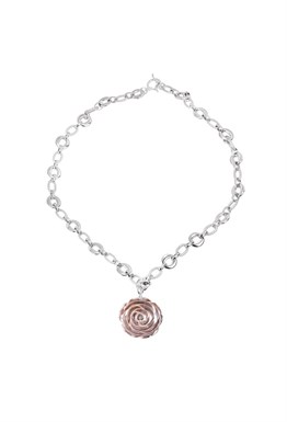Necklace made of a combined chain and a rose