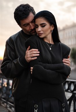 Свитер с подвязками