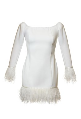 Платье с перьями со спущенным плечом