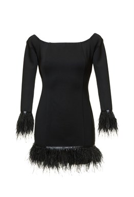 Платье с перьями со спущенным плечом