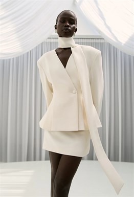 Жакет приталенный с шарфом