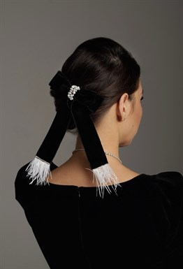 Бархатная бант-заколка черная для волос с перьями