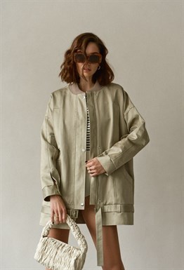 Бомбер объемного силуэта