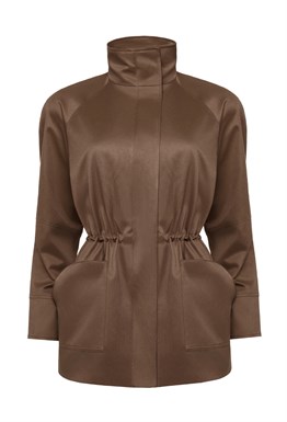 Парка с карманами на кулисе Эспрессо фоэм