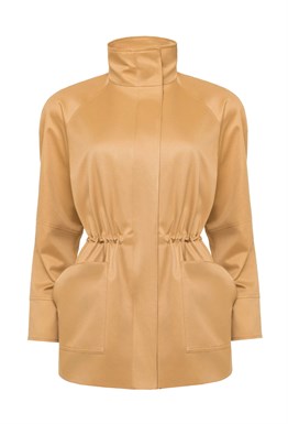 Парка с карманами на кулисе Эспрессо фоэм