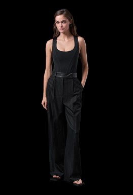 Классические брюки в полоску с кожаным поясом