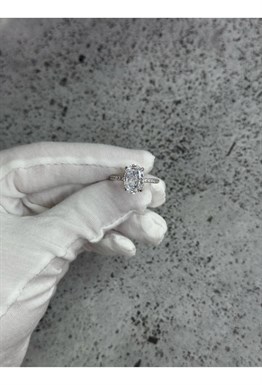 Кольцо под серебро с цирконом бриллиантовой огранки