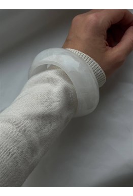 Браслет из смолы белый