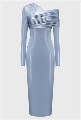 Платье голубое с открытыми плечами и драпировкой