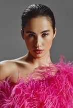 Платье на одно плечо из пера страуса - фото 102438