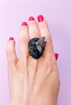 Чёрное кольцо с пчелкой - фото 108558