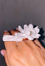 Кольцо белая текстура с цветком - фото 108579