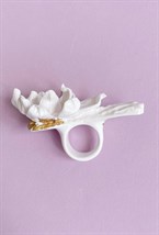 Кольцо белая текстура с цветком - фото 108581