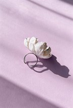 Кольцо белый цветок с малахитом - фото 108617