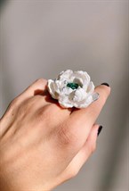 Кольцо белый цветок с малахитом - фото 108620