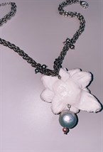 Колье с белым цветком (серебро) - фото 108709