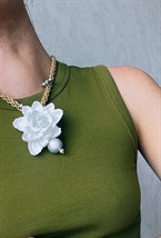 Колье с белым цветком (золото) - фото 108714