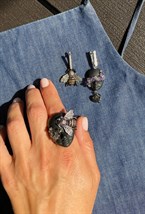 Серьги с черной куколкой мини и пчелкой - фото 108756