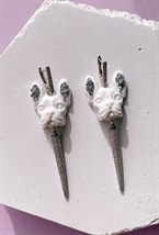 Серьги белые бульдожки с иглами - фото 108766