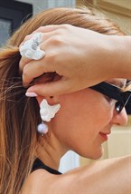 Серьги-гвоздики белые кошки с хлопковым жемчугом - фото 108771