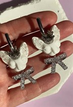 Серьги белые кошки мини с бантами - фото 108790