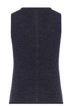 Безрукавка с декоративным элементом на спине - фото 109157