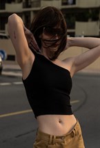 Топ на одно плечо из плотного трикотажа - фото 109954