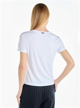 Базовая облегающая футболка из нежнейшей вискозы - фото 110431