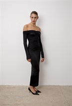 Платье с драпировкой и открытыми плечами - фото 113769