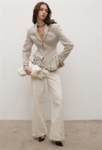 Бежевый жакет с акцентной баской - фото 115350