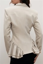 Бежевый жакет с акцентной баской - фото 115352