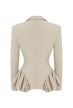 Бежевый жакет с акцентной баской - фото 115354