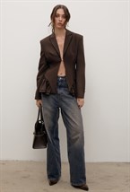 Шоколадный жакет с акцентной баской - фото 115356