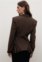 Шоколадный жакет с акцентной баской - фото 115361