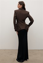 Шоколадный жакет с акцентной баской - фото 115362