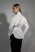 Рубашка с золотыми запонками и шнуровкой сзади - фото 118648